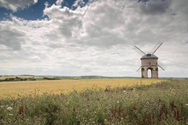 Imagen Paisaje Chesterton Windmill Con Inusual Molino Viento Torre Piedra —  Fotos de Stock