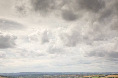 Oxfordshire kırsalındaki tarım arazisinin manzarası.