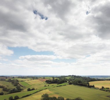İngiltere 'nin Oxfordshire kırsalındaki tarım arazilerinin havadan görünüşü