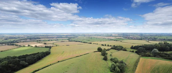 İngiltere 'nin Oxfordshire kırsalındaki panoramik tarım arazisi manzarası
