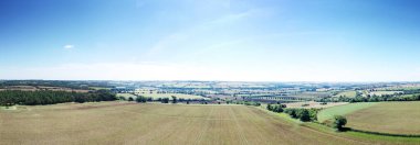 Fısıldayan Şövalyeler 'in panoramik hava manzarası İngiltere' deki Oxfordshire Warwickshire sınırındaki yuvarlak taşın bir parçası.