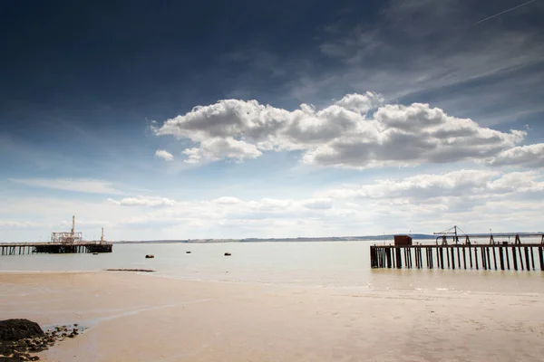 エセックスのキャンビー島の川のテーマによる泥だらけのビーチの海のイメージ — ストック写真