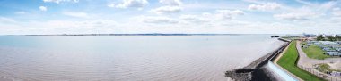 Essex İngiltere 'sindeki Thorney Bay Sahili' ndeki Canvey Adası 'ndan hava görüntüsü.