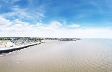 Essex İngiltere 'sindeki Thorney Bay Sahili' ndeki Canvey Adası 'ndan hava görüntüsü.