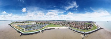 Essex İngiltere 'sindeki Thorney Bay Sahili' ndeki Canvey Adası 'ndan hava görüntüsü.