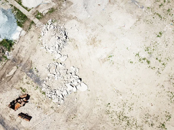 鳥の目線で撮影された建物の敷地内の重い空の掘削機のバケツ — ストック写真