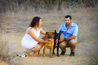 iki köpek ile genç Çift