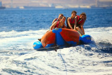 Eilat, İsrail - 24 Haziran 2017: Deniz cazibe, grup genç bir muz gemisi bir yolculuk gün güneşli yaz zevk. Plaj su sporları