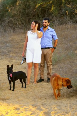 Genç bir çift onların iki köpek yürümek 