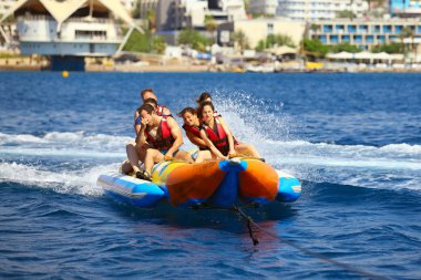 Eilat, İsrail - 24 Haziran 2017: Deniz cazibe, grup genç bir muz gemisi bir yolculuk gün güneşli yaz zevk. Plaj su sporları
