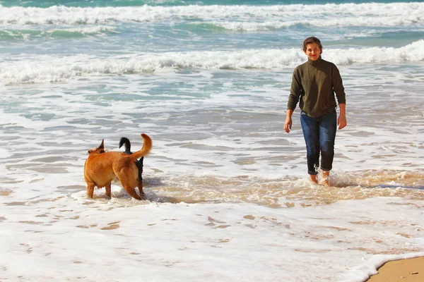 Gadis Remaja Dengan Anjingnya Pantai — Stok Foto
