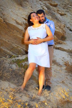 Plajda bir çift arasında romantik anlar