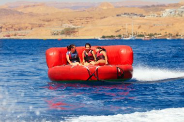 Deniz aşırı spor. Mutlu insanlar üzerinde su cazibe ile