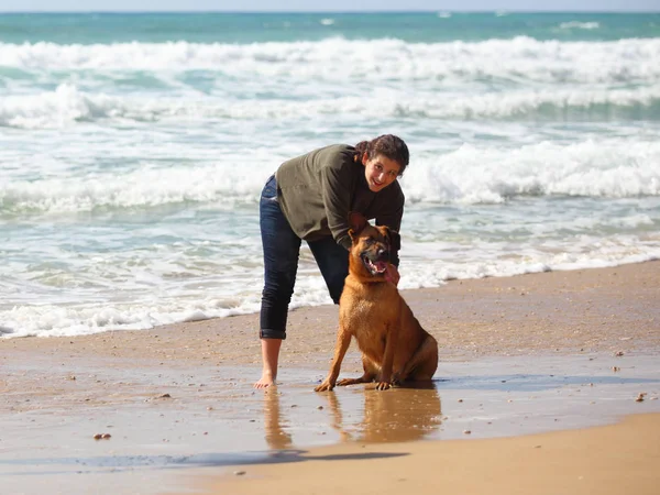 Adolescente menina com seu cão na praia — Fotografia de Stock