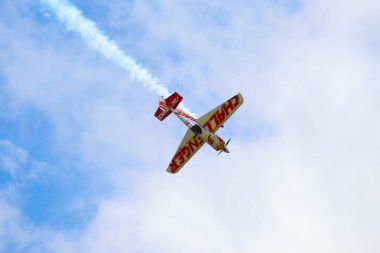 BUDAPEST, HUNGARY - 23 Haziran 2018: Hafif Spor Uçakları Budapeşte 'deki halka açık hava gösterisi sırasında Tuna Nehri üzerinde uçuyor