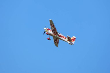 BUDAPEST, HUNGARY - 23 Haziran 2018: Hafif Spor Uçakları Budapeşte 'deki halka açık hava gösterisi sırasında Tuna Nehri üzerinde uçuyor