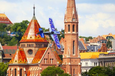 BUDAPEST, HUNGARY - 23 Haziran 2018: Hafif Spor Uçakları Budapeşte 'deki halka açık hava gösterisi sırasında Tuna Nehri üzerinde uçuyor.