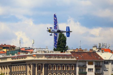 BUDAPEST, HUNGARY - 23 Haziran 2018: Hafif Spor Uçakları Budapeşte 'deki halka açık hava gösterisi sırasında Tuna Nehri üzerinde uçuyor.