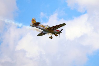 BUDAPEST, HUNGARY - 23 Haziran 2018: Hafif Spor Uçakları Budapeşte 'deki halka açık hava gösterisi sırasında Tuna Nehri üzerinde uçuyor.