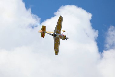 BUDAPEST, HUNGARY - 23 Haziran 2018: Hafif Spor Uçakları Budapeşte 'deki halka açık hava gösterisi sırasında Tuna Nehri üzerinde uçuyor.