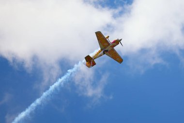 BUDAPEST, HUNGARY - 23 Haziran 2018: Hafif Spor Uçakları Budapeşte 'deki halka açık hava gösterisi sırasında Tuna Nehri üzerinde uçuyor.