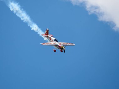 BUDAPEST, HUNGARY - 23 Haziran 2018: Hafif Spor Uçakları Budapeşte 'deki halka açık hava gösterisi sırasında Tuna Nehri üzerinde uçuyor.