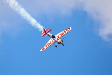 BUDAPEST, HUNGARY - 23 Haziran 2018: Hafif Spor Uçakları Budapeşte 'deki halka açık hava gösterisi sırasında Tuna Nehri üzerinde uçuyor.