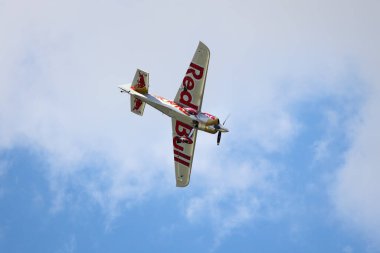 BUDAPEST, HUNGARY - 23 Haziran 2018: Hafif Spor Uçakları Budapeşte 'deki halka açık hava gösterisi sırasında Tuna Nehri üzerinde uçuyor.