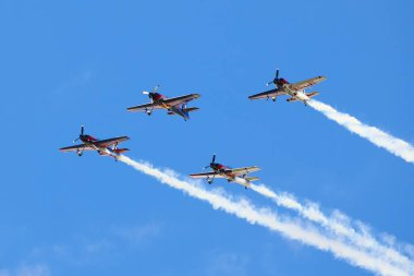 BUDAPEST, HUNGARY - 23 Haziran 2018: Bir grup uçak Budapeşte kentindeki halka açık hava gösterisi sırasında Tuna Nehri üzerinde uçuyor..