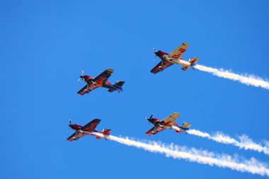 BUDAPEST, HUNGARY - 23 Haziran 2018: Bir grup uçak Budapeşte kentindeki halka açık hava gösterisi sırasında Tuna Nehri üzerinde uçuyor..