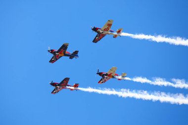 BUDAPEST, HUNGARY - 23 Haziran 2018: Bir grup uçak Budapeşte kentindeki halka açık hava gösterisi sırasında Tuna Nehri üzerinde uçuyor..