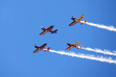 BUDAPEST, HUNGARY - 23 Haziran 2018: Bir grup uçak Budapeşte kentindeki halka açık hava gösterisi sırasında Tuna Nehri üzerinde uçuyor..