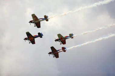BUDAPEST, HUNGARY - 23 Haziran 2018: Bir grup uçak Budapeşte kentindeki halka açık hava gösterisi sırasında Tuna Nehri üzerinde uçuyor..