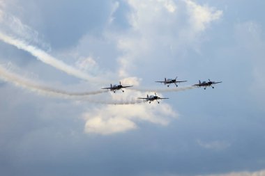 BUDAPEST, HUNGARY - 23 Haziran 2018: Bir grup uçak Budapeşte kentindeki halka açık hava gösterisi sırasında Tuna Nehri üzerinde uçuyor..