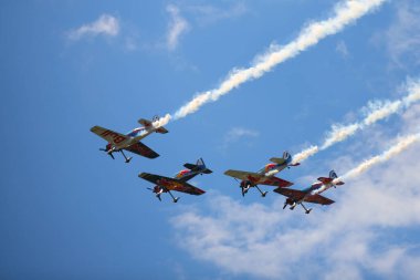 BUDAPEST, HUNGARY - 23 Haziran 2018: Bir grup uçak Budapeşte kentindeki halka açık hava gösterisi sırasında Tuna Nehri üzerinde uçuyor..