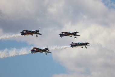 BUDAPEST, HUNGARY - 23 Haziran 2018: Bir grup uçak Budapeşte kentindeki halka açık hava gösterisi sırasında Tuna Nehri üzerinde uçuyor..