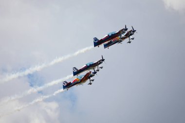 BUDAPEST, HUNGARY - 23 Haziran 2018: Bir grup uçak Budapeşte kentindeki halka açık hava gösterisi sırasında Tuna Nehri üzerinde uçuyor..