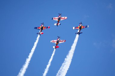BUDAPEST, HUNGARY - 23 Haziran 2018: Bir grup uçak Budapeşte kentindeki halka açık hava gösterisi sırasında Tuna Nehri üzerinde uçuyor..