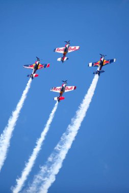 BUDAPEST, HUNGARY - 23 Haziran 2018: Bir grup uçak Budapeşte kentindeki halka açık hava gösterisi sırasında Tuna Nehri üzerinde uçuyor..