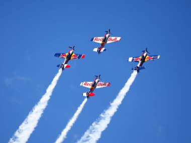 BUDAPEST, HUNGARY - 23 Haziran 2018: Bir grup uçak Budapeşte kentindeki halka açık hava gösterisi sırasında Tuna Nehri üzerinde uçuyor..