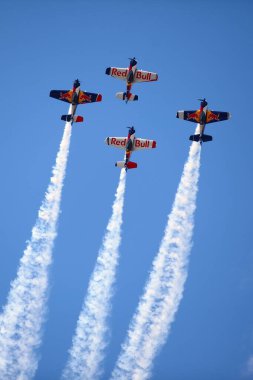 BUDAPEST, HUNGARY - 23 Haziran 2018: Bir grup uçak Budapeşte kentindeki halka açık hava gösterisi sırasında Tuna Nehri üzerinde uçuyor..