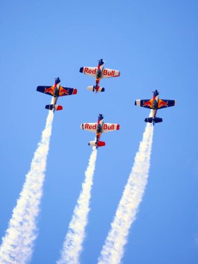 BUDAPEST, HUNGARY - 23 Haziran 2018: Bir grup uçak Budapeşte kentindeki halka açık hava gösterisi sırasında Tuna Nehri üzerinde uçuyor..