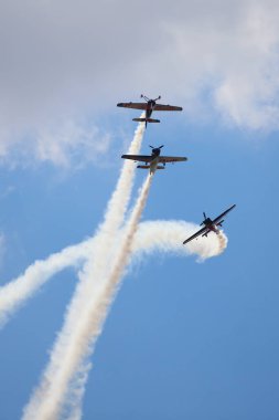 BUDAPEST, HUNGARY - 23 Haziran 2018: Bir grup uçak Budapeşte kentindeki halka açık hava gösterisi sırasında Tuna Nehri üzerinde uçuyor..