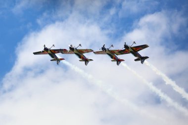 BUDAPEST, HUNGARY - 23 Haziran 2018: Bir grup uçak Budapeşte kentindeki halka açık hava gösterisi sırasında Tuna Nehri üzerinde uçuyor..