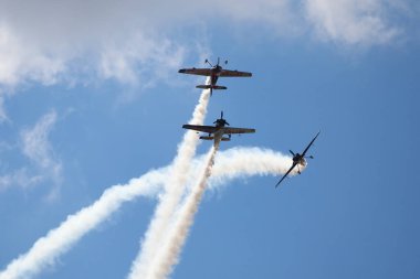 BUDAPEST, HUNGARY - 23 Haziran 2018: Bir grup uçak Budapeşte kentindeki halka açık hava gösterisi sırasında Tuna Nehri üzerinde uçuyor..