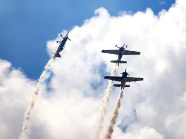 BUDAPEST, HUNGARY - 23 Haziran 2018: Bir grup uçak Budapeşte kentindeki halka açık hava gösterisi sırasında Tuna Nehri üzerinde uçuyor..