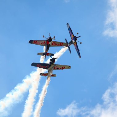 BUDAPEST, HUNGARY - 23 Haziran 2018: Bir grup uçak Budapeşte kentindeki halka açık hava gösterisi sırasında Tuna Nehri üzerinde uçuyor..