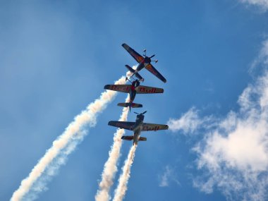 BUDAPEST, HUNGARY - 23 Haziran 2018: Bir grup uçak Budapeşte kentindeki halka açık hava gösterisi sırasında Tuna Nehri üzerinde uçuyor..