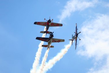 BUDAPEST, HUNGARY - 23 Haziran 2018: Bir grup uçak Budapeşte kentindeki halka açık hava gösterisi sırasında Tuna Nehri üzerinde uçuyor..