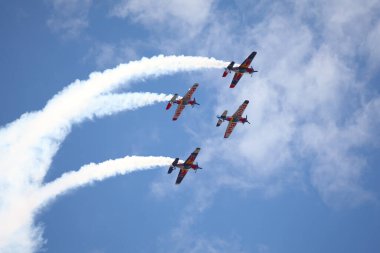 BUDAPEST, HUNGARY - 23 Haziran 2018: Bir grup uçak Budapeşte kentindeki halka açık hava gösterisi sırasında Tuna Nehri üzerinde uçuyor..